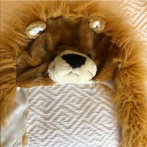 ! Lot of (2) animal hats lion hat and furry hat